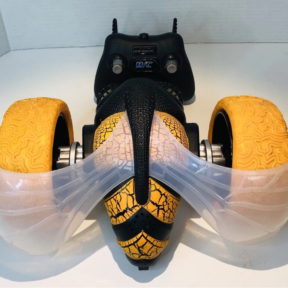 RC Remote Control Bright Tumble Bee Car Flip And Spin Toy - Picture 2 of 5